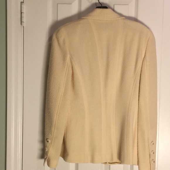 Classic CHANEL 2 piece suit - Picture 3 of 7